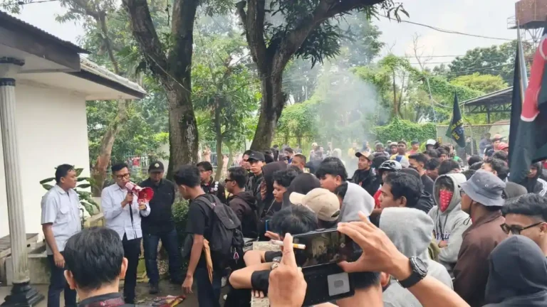 Jalan Rusak Tak Kunjung Diperbaiki, Warga Geram Kepung Kantor Perwakilan Kementrian PU di Karawang