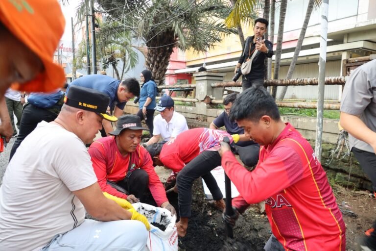 Menteri LH dan Wali Kota Bekasi Bersih-bersih Jalan Juanda hingga Pasar Baru