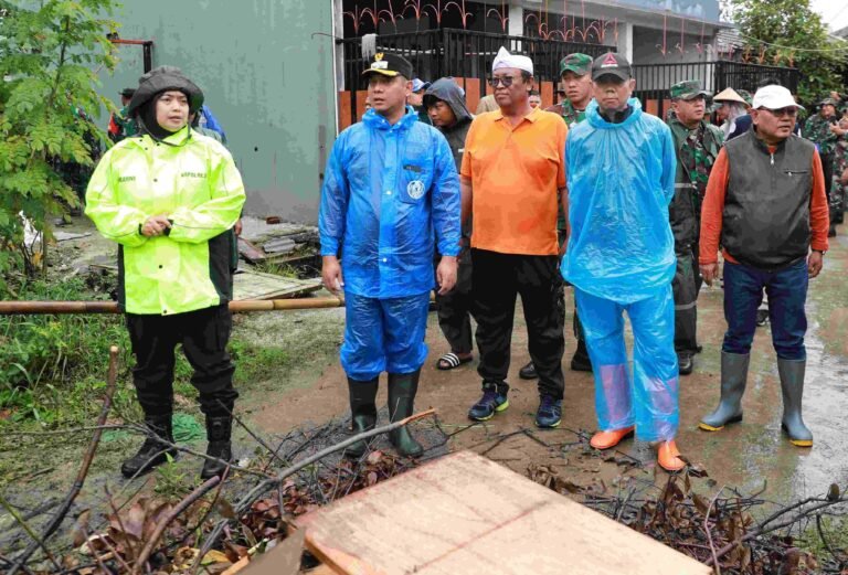 TNI – Polri Gotong Royong Bantu Bersih-bersih Pascabanjir