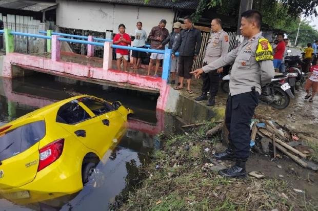 Heboh Polisi Tabrak Lari, Diteriaki Warga, Mobil Nyebur ke Kali