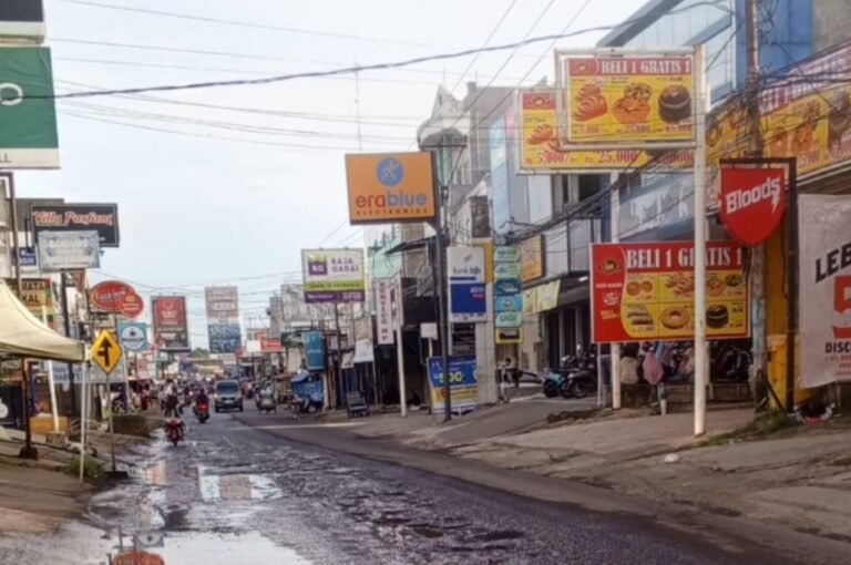 Rusak Parah, Jalan Provinsi di Pamanukan – Subang Dikeluhkan Warga