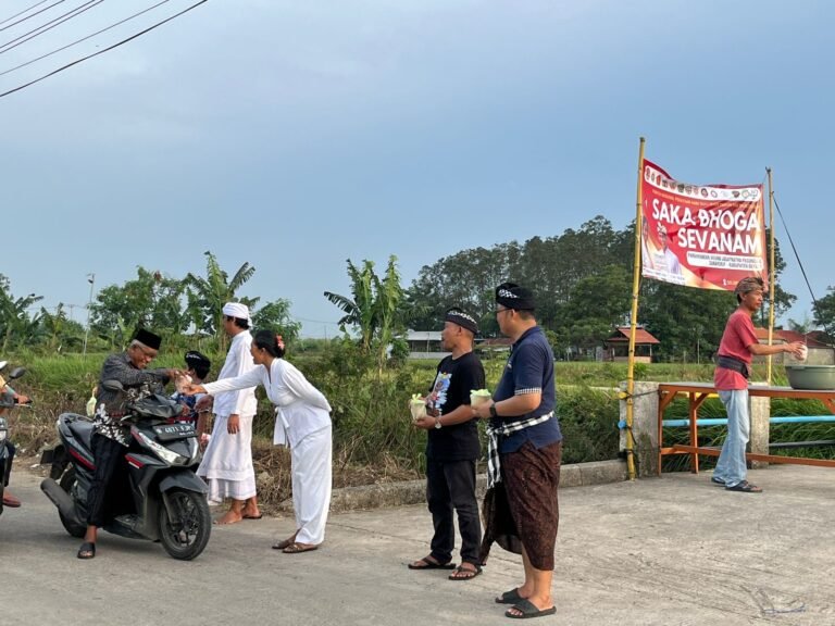 Umat Hindu di Bekasi Rayakan Nyepi dengan Berbagi Takjil