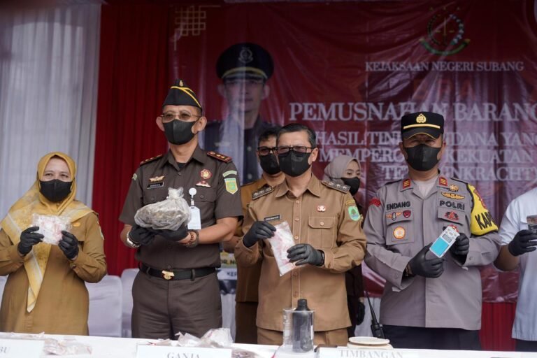 Kejari Subang Musnahkan Barang Bukti Hasil Kejahatan