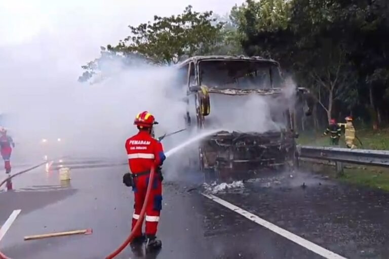 Bus Pariwisata Ludes Terbakar di Tol Cipali Km 95