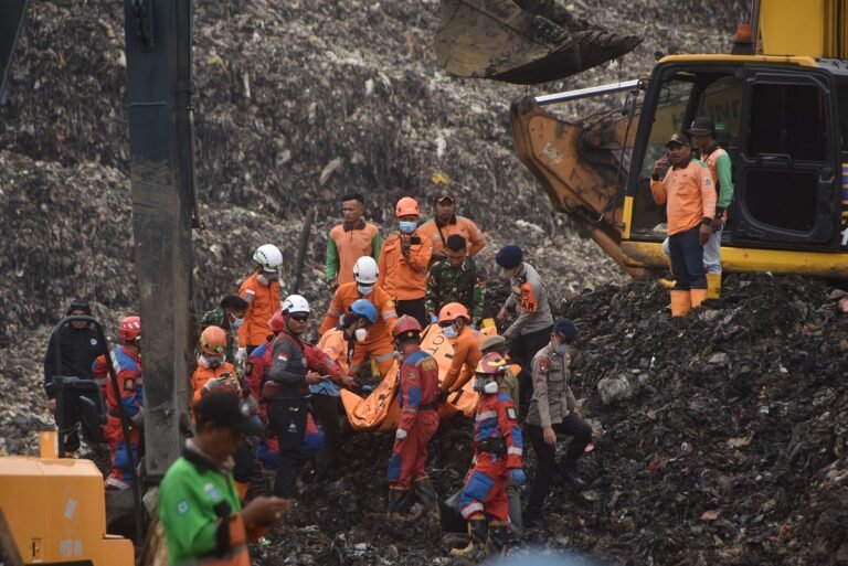Update Longsor TPST Bantargebang : 6 Meninggal, 6 Selamat, 1 Masih Pencarian
