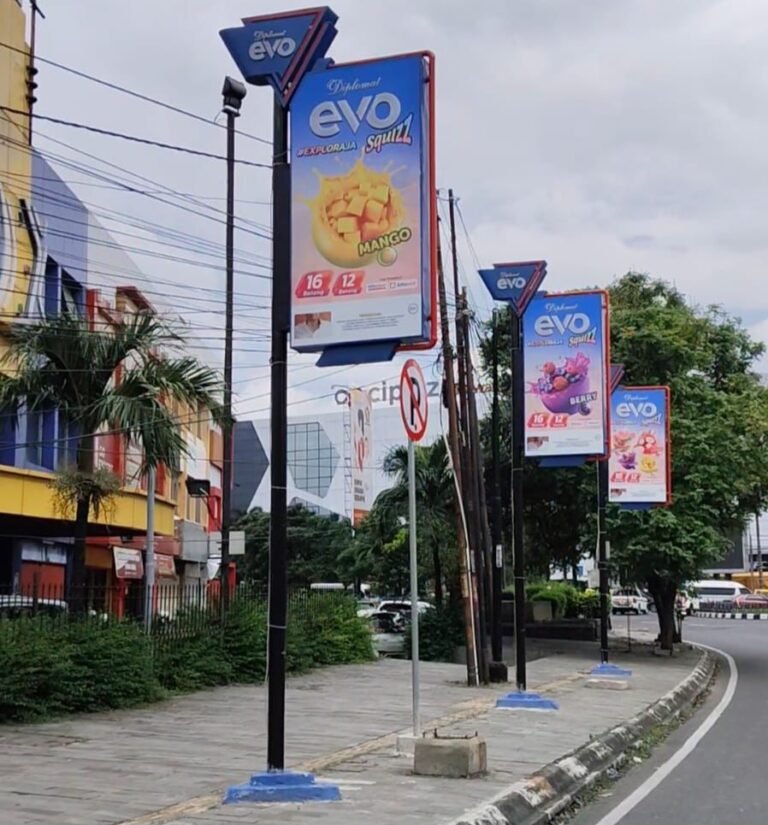 Semrawut Tata Kota Karawang, Hak Pejalan Kaki Disabilitas Netra Dihajar Reklame