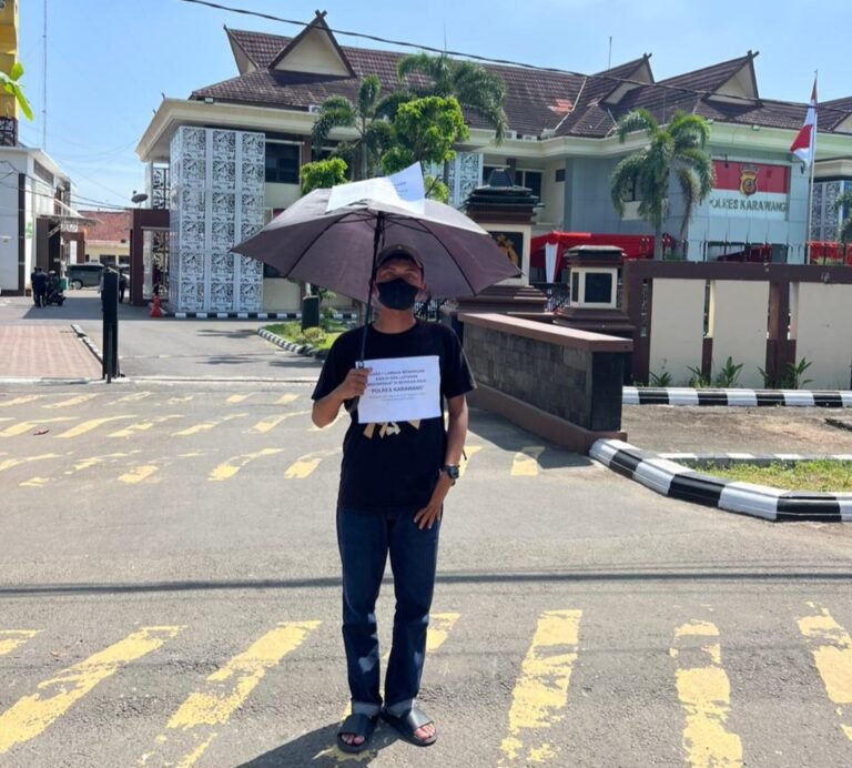 Aksi Berani Seorang Pemuda Protes Sendiri di Mapolres Karawang