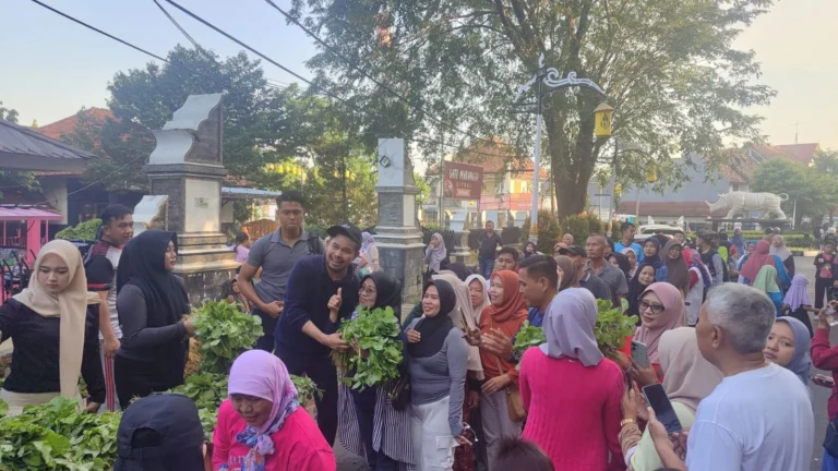 Bagikan Sayur Bayam di CFD, Abang Ijo Diserbu Warga