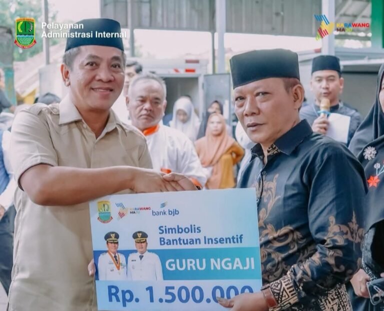 Bupati Karawang Salurkan Insentif Guru Ngaji