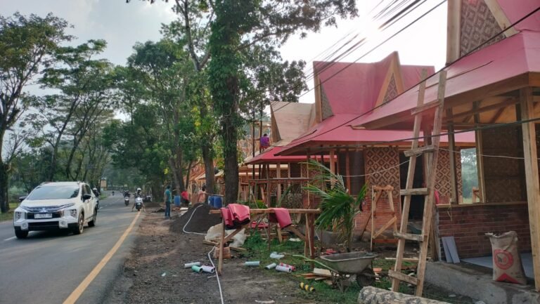 Kios-kios Pedagang di Jalancagak-Ciater Mulai Dibangun