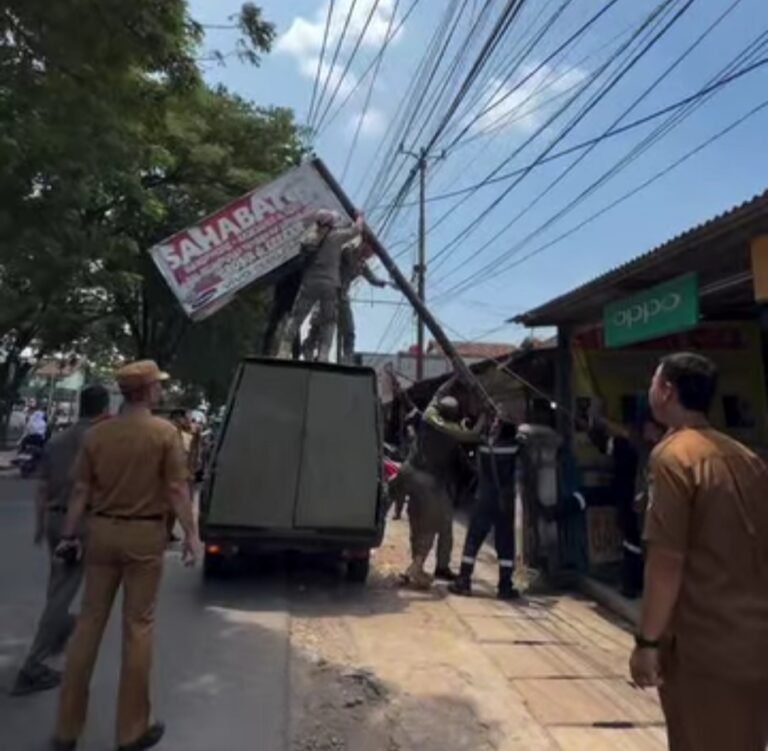 Rusak Estetika Kota, Reklame Liar di Bantargebang – Setu Ditertibkan