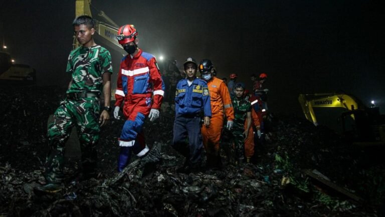 Longsor TPST Bantargebang : 4 Tewas, 4 Selamat, 5 Masih Pencarian