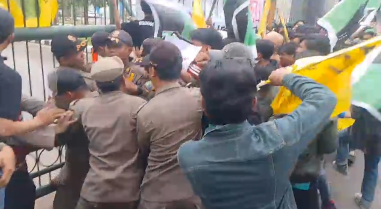 Demo Mahasiswa di Bekasi Saling Dorong dan Nyaris Bentrok dengan Petugas