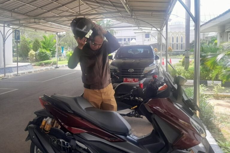Bupati Aep Ngantor Pakai Mobil Listrik Pribadi, Sekda Pakai Sepeda Motor