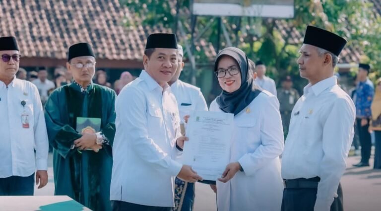 Bupati Aep Lantik Ratusan Kepsek, Tegaskan Program Beasiswa ‘Karawang Cerdas’ Berlanjut