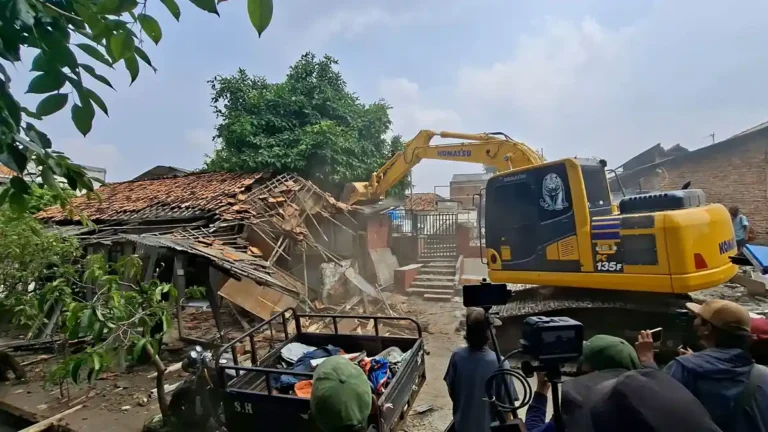 Bakal Disulap Jadi Akses Jalan, 72 Bangli di Bantaran Sungai Kali Baru Ditertibkan