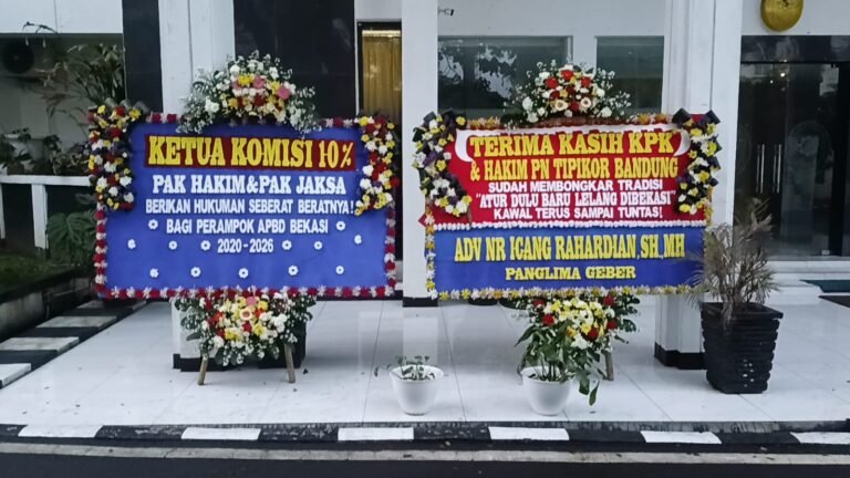 Karangan Bunga Apresiasi untuk KPK di PN Tipikor Bandung