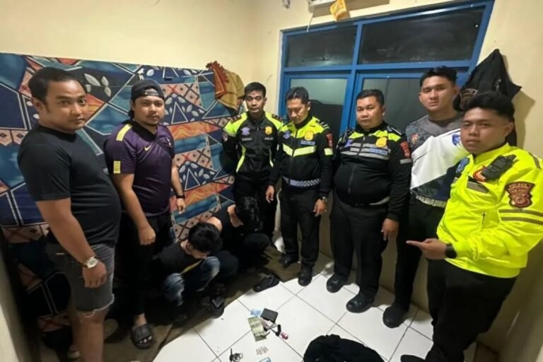 Berhentikan Pengendara Gak Pakai Helm, Polisi Ringkus 2 Pengedar Sabu