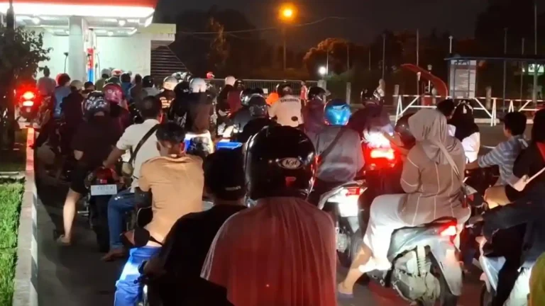 Panic Buying, Warga Purwakarta Mengular Antre Isi BBM