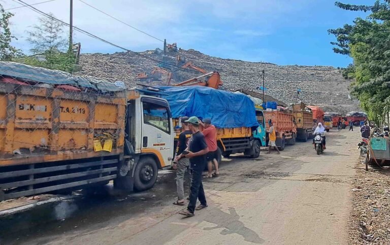DLH Bekasi Pastikan Operasional TPA Burangkeng Kembali Berjalan Normal