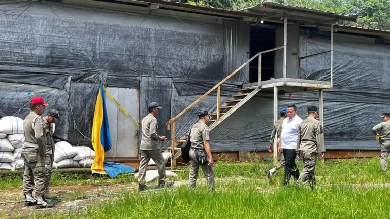 Belum Kantongi Izin, Satpol PP Purwakarta Segel Usaha Peternakan Ayam