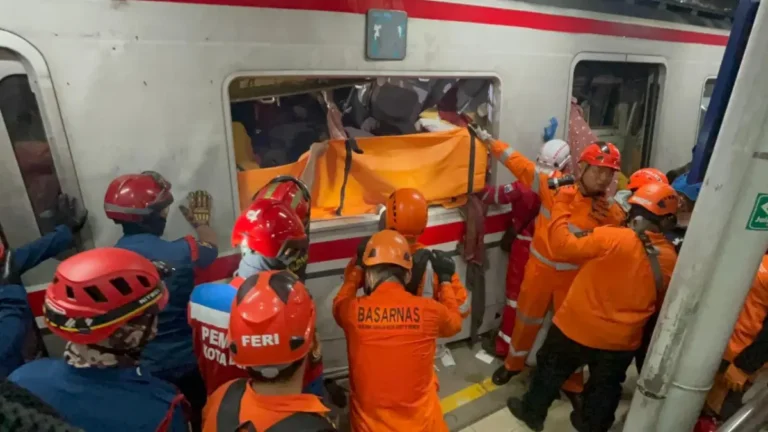 Kecelakaan Maut KA dengan KRL di Bekasi, 4 Orang Tewas