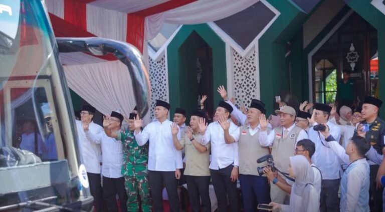 Bupati Karawang Lepas 444 Jemaah Haji Kloter 9