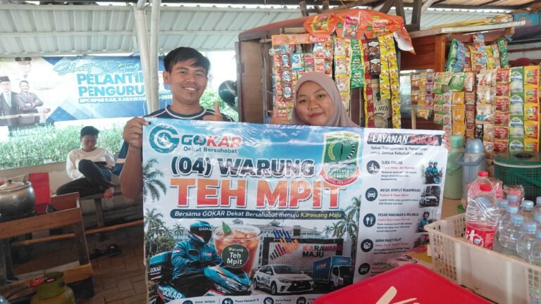 Bagikan Spanduk Gratis, GOKAR Dukung UMKM Karawang