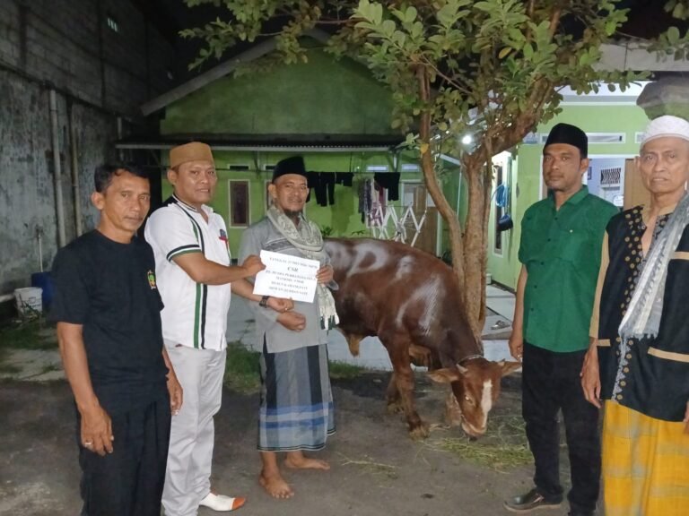 PT. PPJM Salurkan 14 Ekor Sapi Qurban kepada Warga Karawang