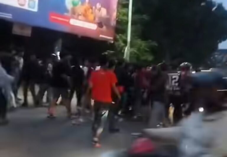 Bentrok Bobotoh dengan The Jak Mania Terjadi di Sejumlah Titik di Karawang