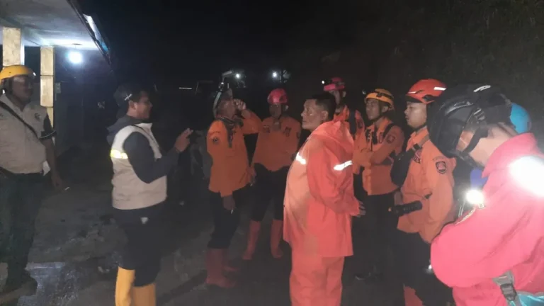 2 Wisatawan Perempuan asal Karawang Tertimbun Longsor di Curug Cileat – Subang