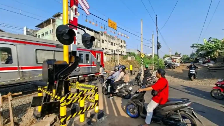 Palang Kereta Otomatis Terpasang di Perlintasan Sebidang Jalan Ampera Bekasi, Tapi…?