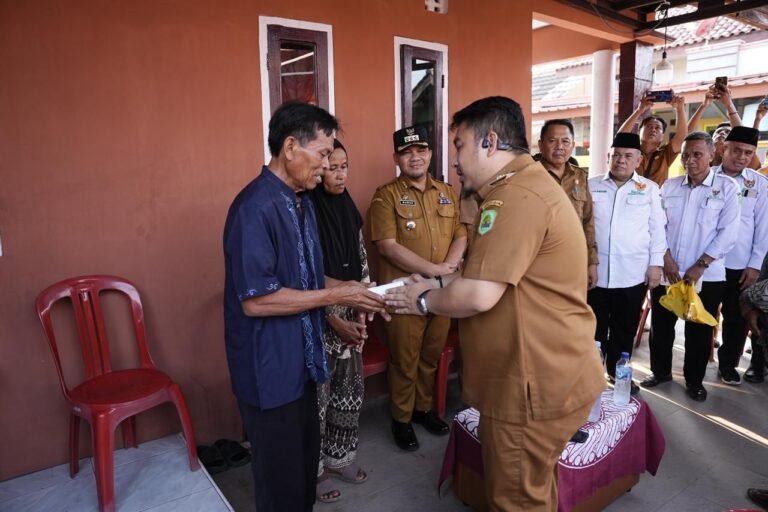 Bupati Subang Takziah dan Beri Santunan kepada Korban Tewas Kru Kesenian yang Tersengat Listrik