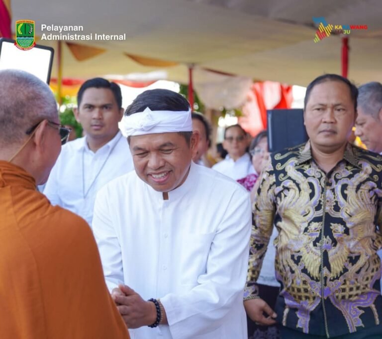 Wabup Karawang Dampingi KDM Hadiri Perayaan Pujabakti Waisak di Candi Jiwa
