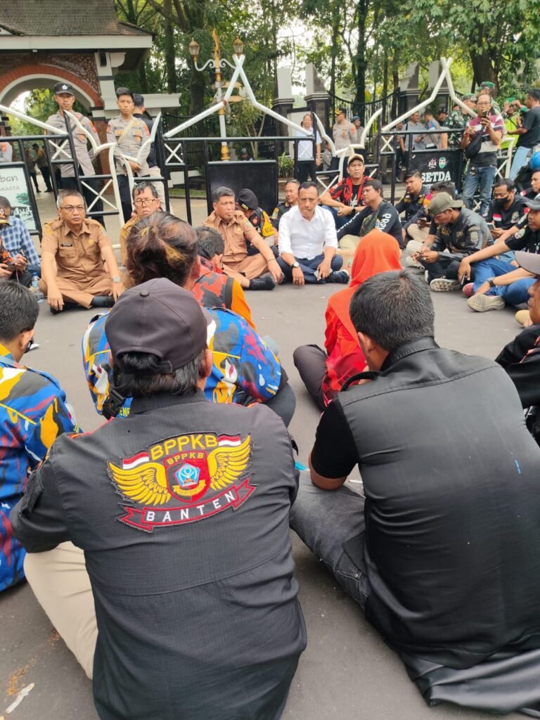 UHC Terancam Dicabut, Ratusan Massa Geruduk Kantor Pemkab Purwakarta