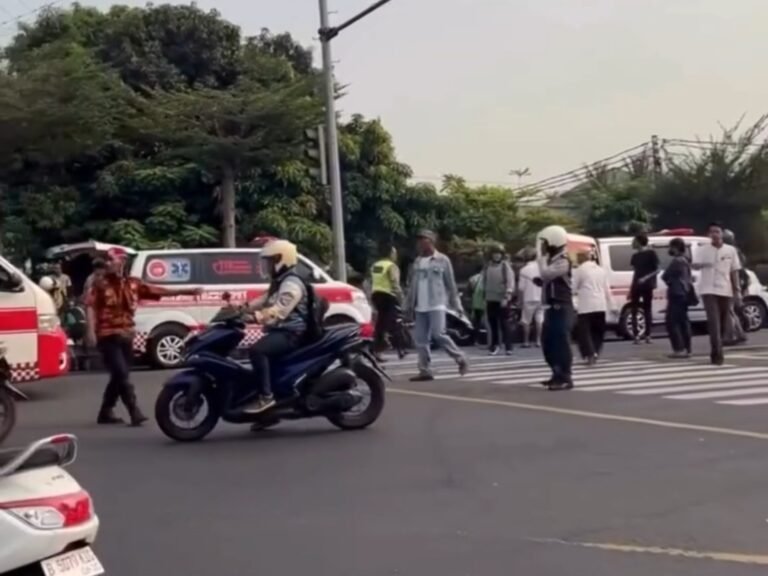 Truk Terobos Lampu Merah di Bekasi Tabrak 6 Pengedara, 1 Orang Tewas