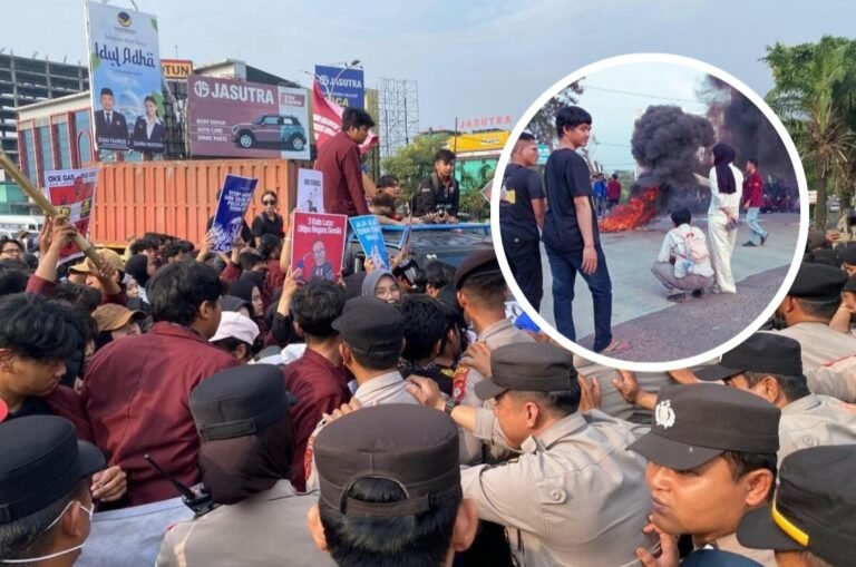 Tuntut Evaluasi MBG dan KDMP, Demo Mahasiswa Tutup Akses Menujul Tol Karawang Barat