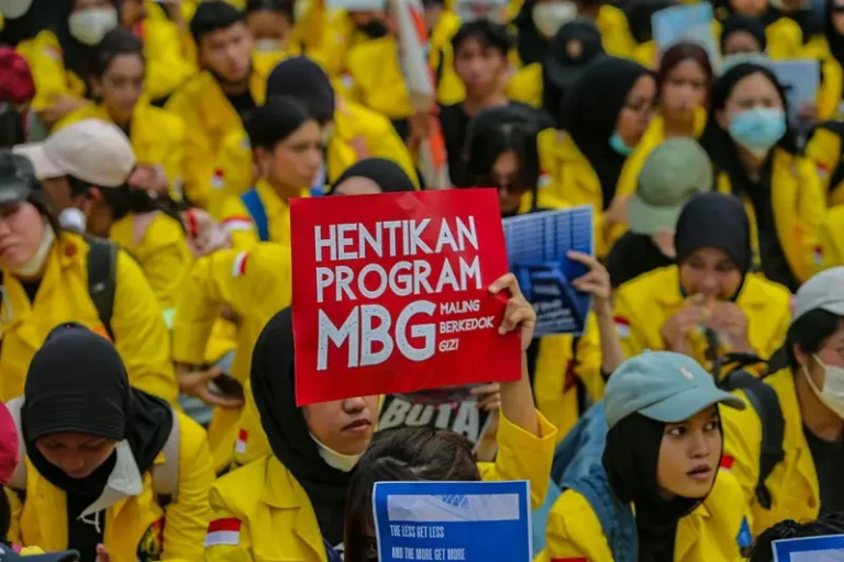 Demo Mahasiswa Tuntut Turunkan Harga Kebutuhan Pokok dan BBM hingga Stop MBG dan KDMP