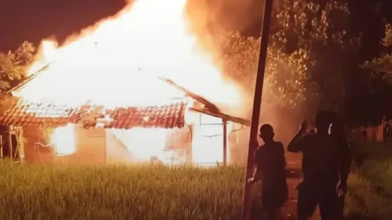 Kebakaran Rumah Panggung di Sukabumi Akibat Lilin Saat Mati Lampu, 3 Anak Tewas