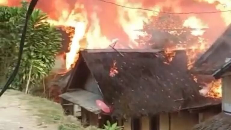 Kebakaran Hebat Hanguskan 70 Rumah Adat di Sukabumi