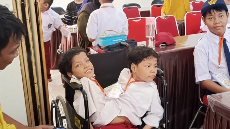 Kisah Inspiratif! Keterbatasan Fisik Tak Halangi Bocah Kembar Siam di Subang ini  untuk Sekolah