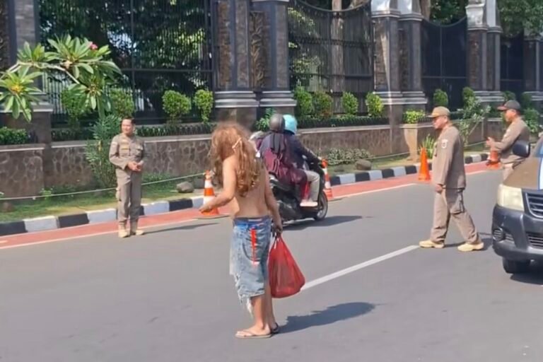 ODGJ ini Berontak saat Diamankan Satpol PP, Ternyata Konten Kreator yang sedang Nge-Prank di Ruang Publik