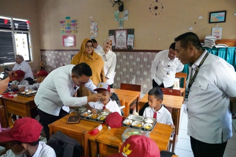 Saat KSP Dudung Suapkan Langsung MBG ke Siswa SDN 3 Ciseureuh – Purwakarta
