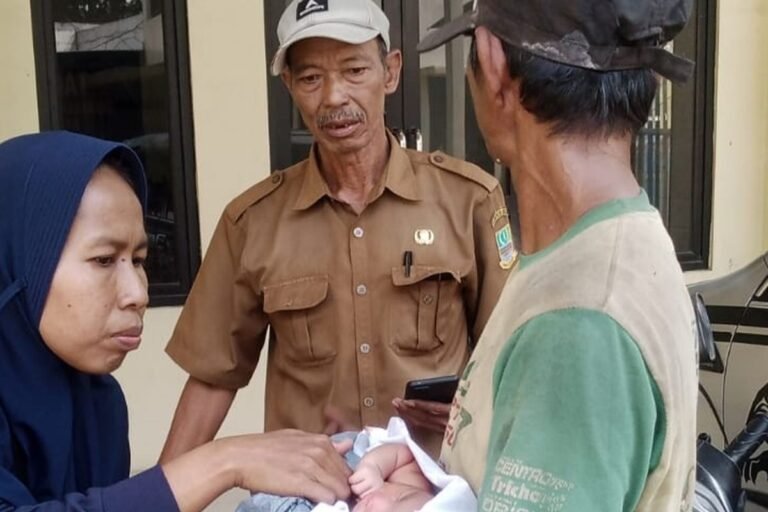 Diduga Dibuang Orangtuanya, Warga Tambun Selatan Geger Penemuan Bayi Perempuan di Semak-semak