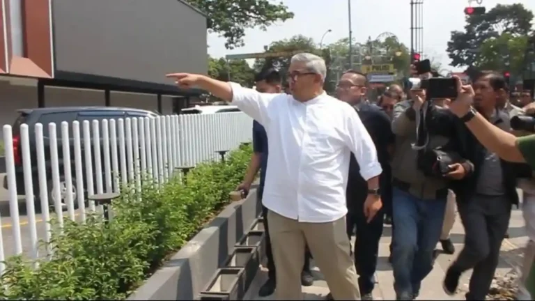 Ditertawakan, Wali Kota Bandung ‘Ngamuk’ Saat Tinjau Lokasi Penebangan Pohon