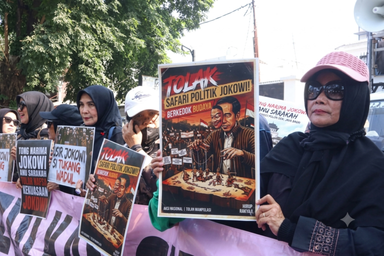 Puluhan Massa Demo Tolak Kedatangan Jokowi di Jawa Barat