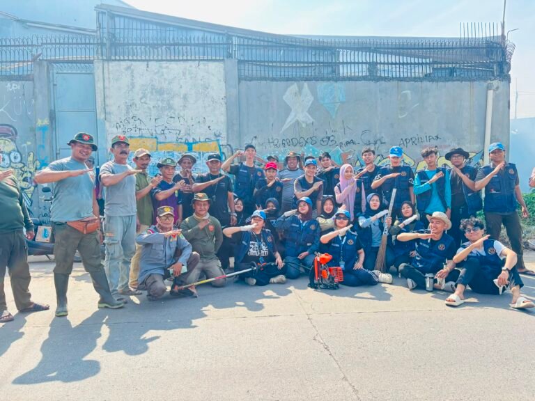 Menilik Keseruan KKN Mahasiswa UBP di Amansari – Rengasdengklok, Kompak Gotong Royong Bersihkan Lingkungan dengan Aparat Desa