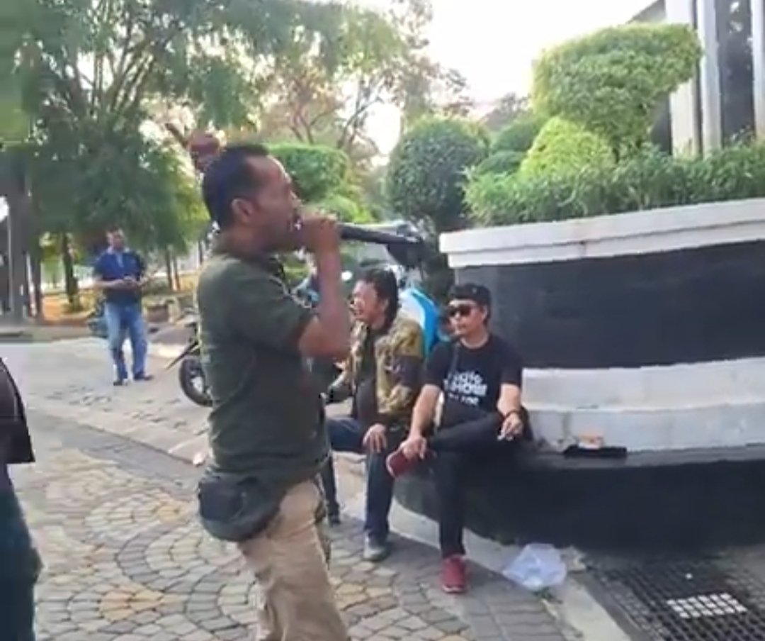 Aksi orasi Maskar di depan kantor Bupati Karawang, Senin (13/7/2026).