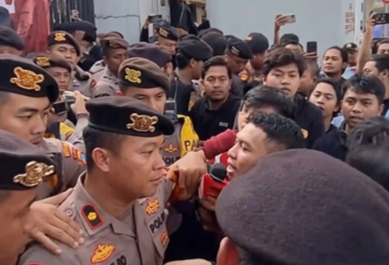 Demo di Kejagung Nyaris Ricuh, Polisi Hampir Adu Fisik dengan Mahasiswa