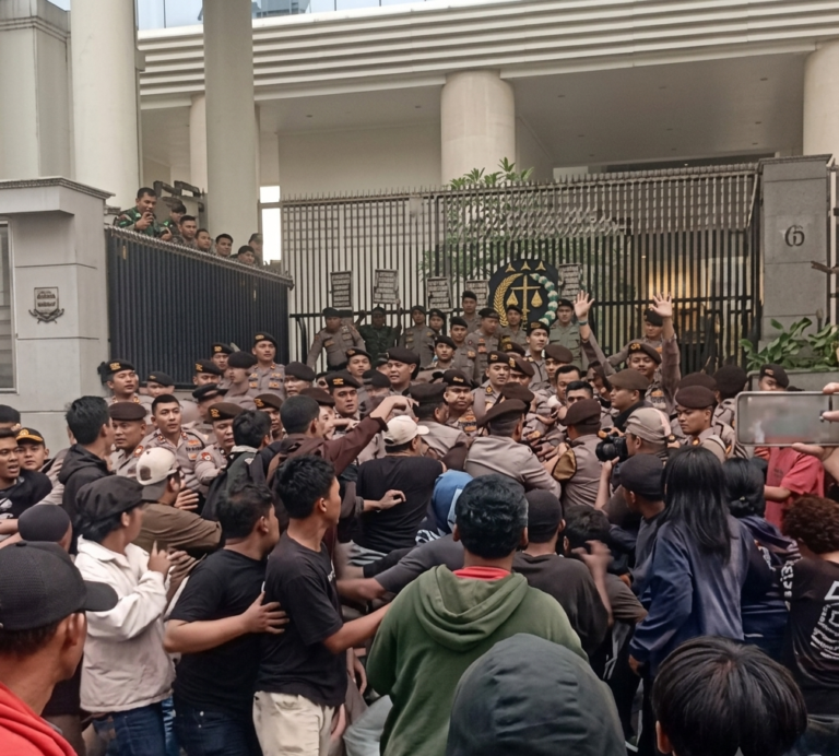 Demo di Kejagung Ricuh, Massa Aksi dan Polisi Saling Dorong